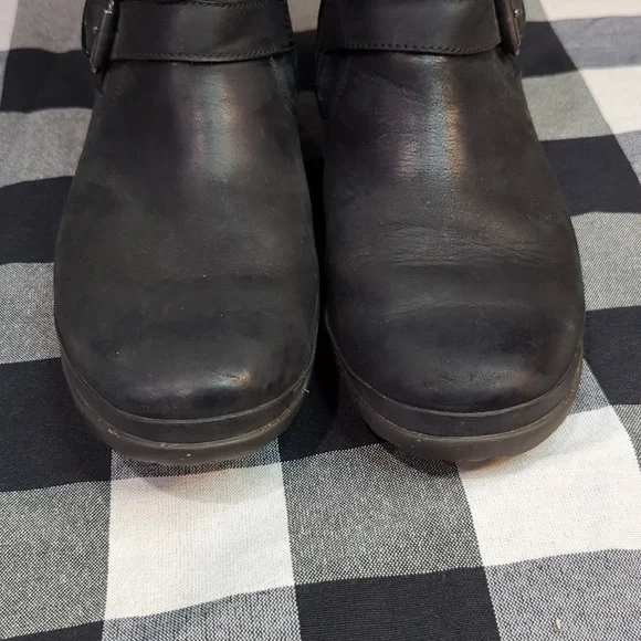 UGG Simmens Boots - Picture 3 of 9